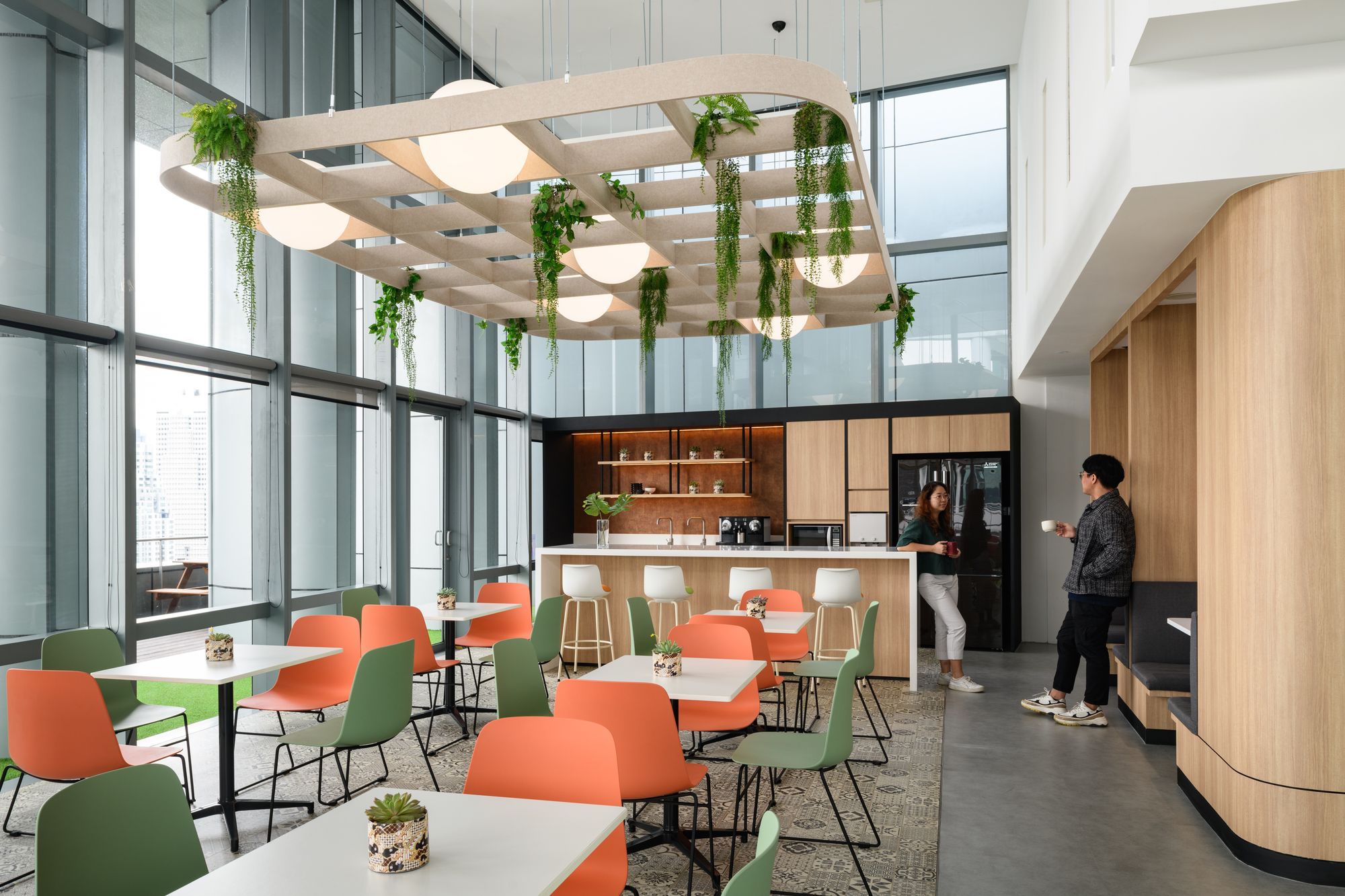 闲置公司办公室Startup Office Idle 清场后粉笔划区规划创业工位布局