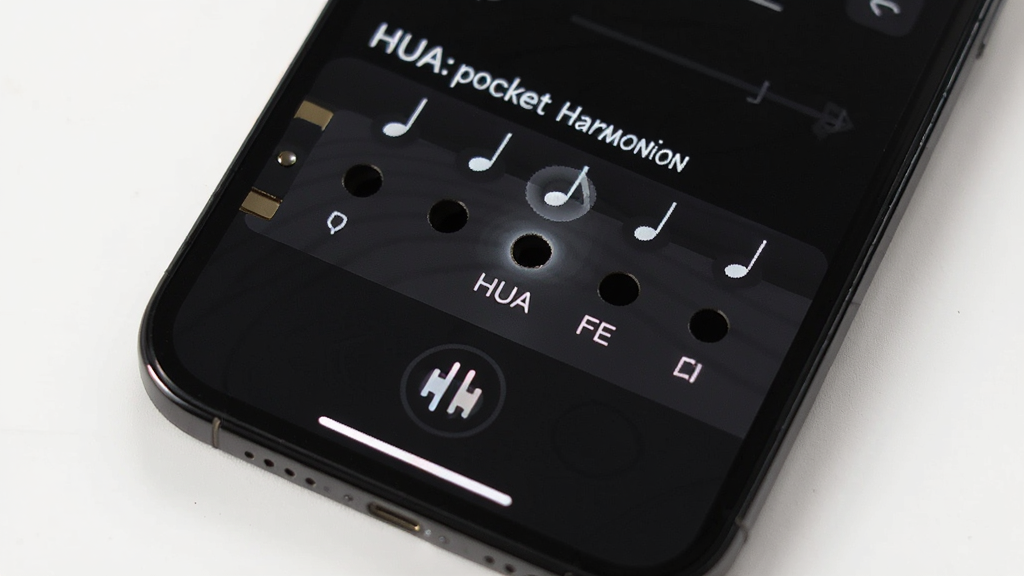 手机屏幕特写,显示HUA: pocket harmonica的演奏界面,音孔上方标注音名,底部有节拍器图标闪烁,背景为深色模式,音符高亮显示,画质细腻干净