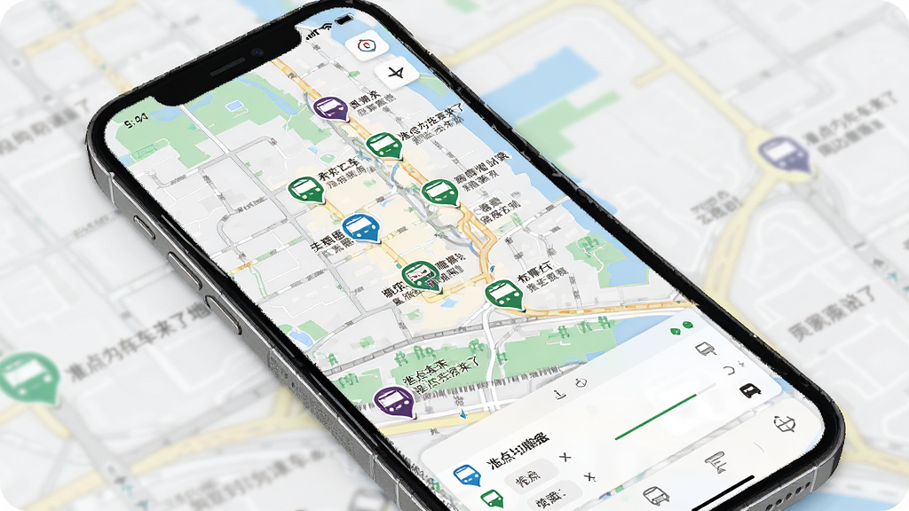 一张展示准点公交车来了站点地图与周边查询功能的界面图,主体是手机屏幕上的城市地图,地图上标注了多个公交站点图标,布局为全屏地图加底部信息栏,风格为现代简约,细节包括站点图标旁的文字标签和底部的线路列表,画质高清,干净无多余元素
