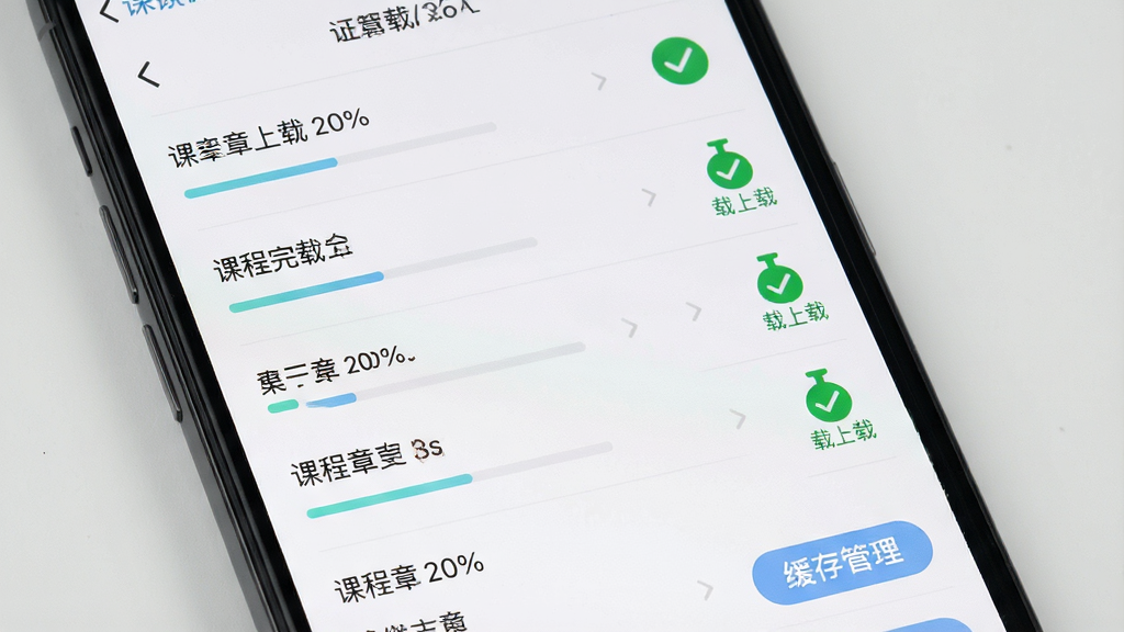 一张展示超尘APP离线下载功能的生图,主体为手机屏幕界面,屏幕中显示课程章节列表,部分章节右侧有下载完成的绿色对勾图标,布局为纵向列表,风格为清爽浅色系,细节上界面有下载进度条和缓存管理按钮,背景为浅灰色,画质清晰干净,画面中文字为中文,无多余元素