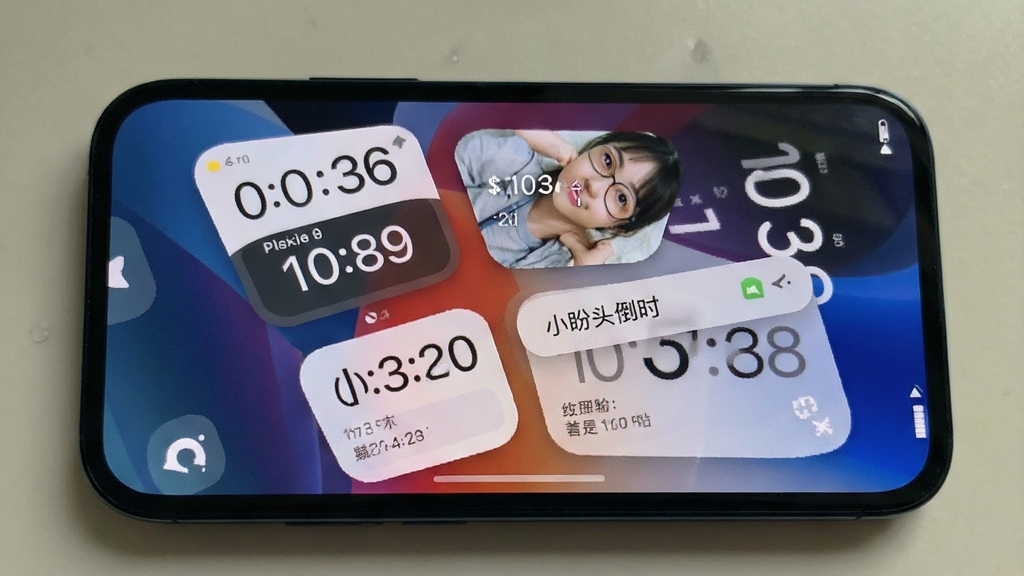一张展示小盼头倒计时应用在手机桌面上正常运行的截图风格图片,画面中手机屏幕显示多个倒计时小组件和通知提醒,整体布局整洁,风格真实自然,画质清晰,无多余元素