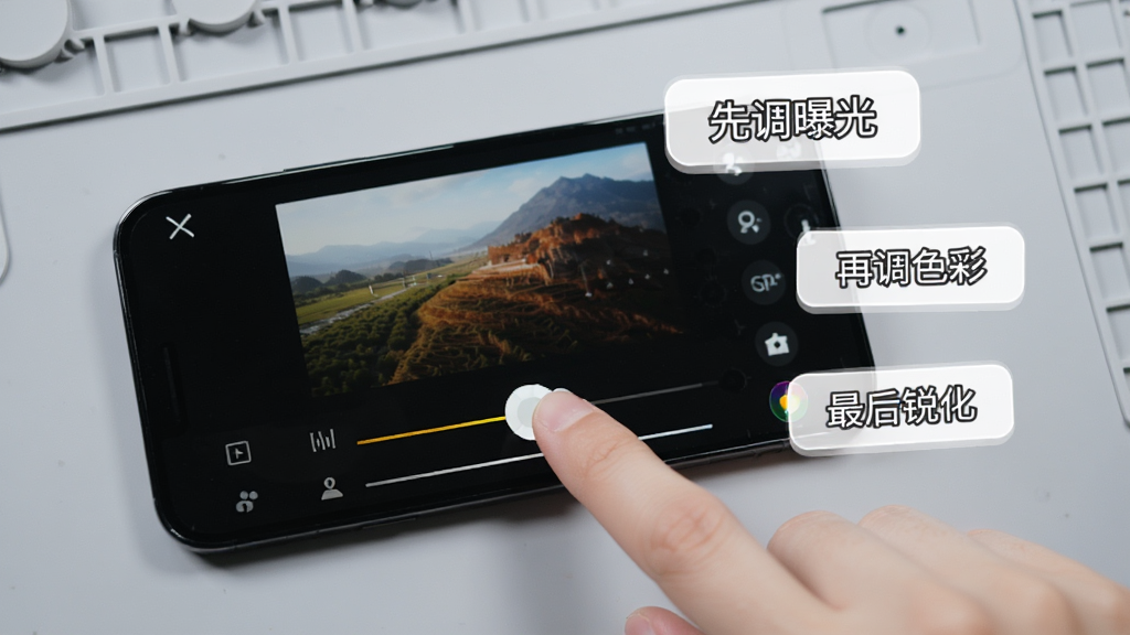 LR图片调色预设滤镜使用技巧示意图,画面中一部手机横屏显示调色界面,手指正在拖动色温滑杆,屏幕旁边漂浮着“先调曝光”“再调色彩”“最后锐化”三个步骤标签,背景为浅灰色工作台,整体风格教程化,画质清晰,无多余元素