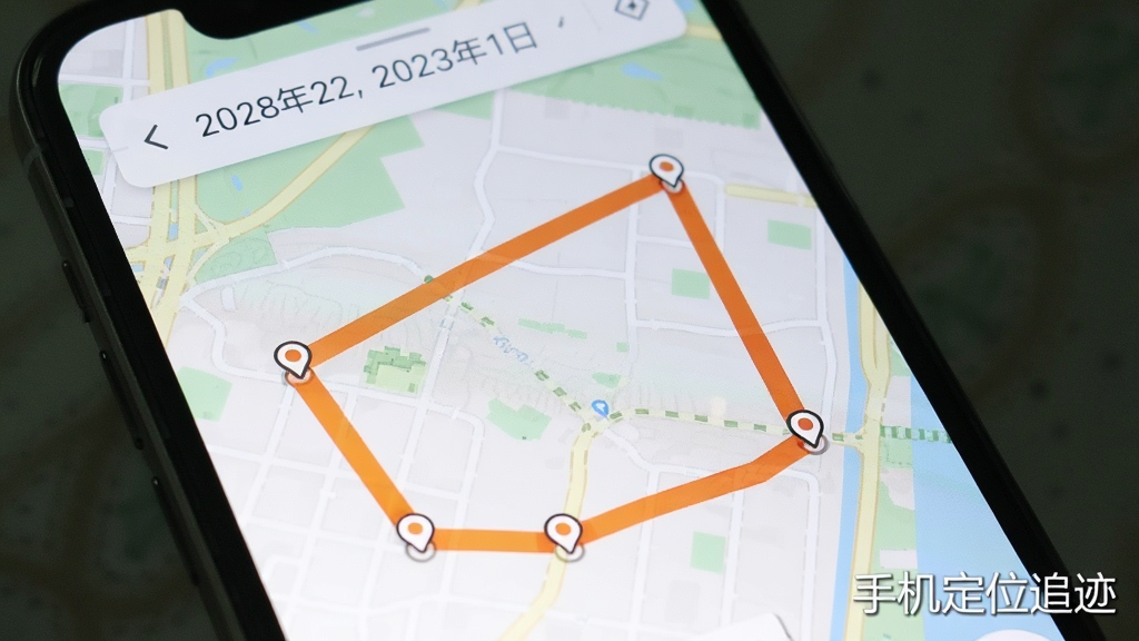 一部手机屏幕显示地图轨迹回放界面,地图上有橙色渐变轨迹线连接多个途经点,每个途经点有小圆点标记,屏幕上方显示日期选择栏,画面右下角有