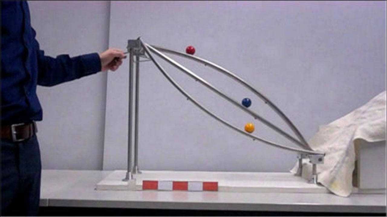 掉落小球物理实验玩具小球与轨道特写