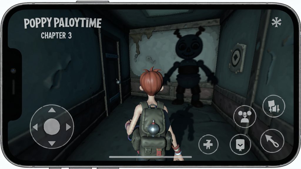 一张手机屏幕显示“Poppy Playtime Chapter 3”游戏画面的特写图,画面中主角手持抓抓背包在昏暗走廊中前行,前方拐角处有巨大的玩偶阴影投射在墙壁上,屏幕边缘有虚拟摇杆与互动按钮UI,风格为暗黑恐怖游戏实机截图质感,画质清晰,干净无多余元素