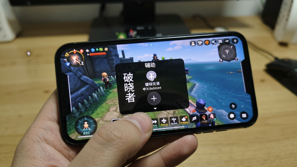 一张展示破晓者(中文辅助菜单)在手机上运行的实拍风格图片,画面主体为手持手机,屏幕上显示中文辅助菜单悬浮窗与游戏画面叠加,布局为手持特写,排版自然,风格为真实生活摄影,细节包括手指触控、屏幕反光、桌面背景,画质高清,干净,无多余元素
