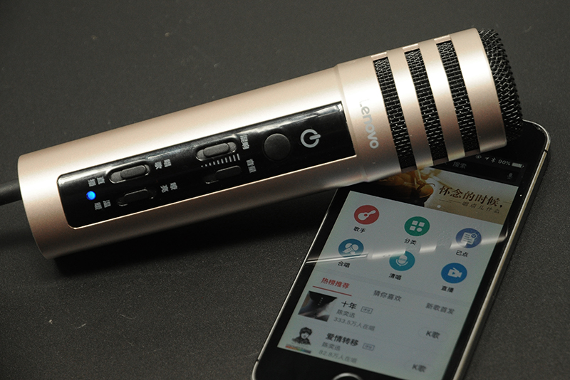 全民K歌麦克风um10c直播版 手机连接与按键细节展示