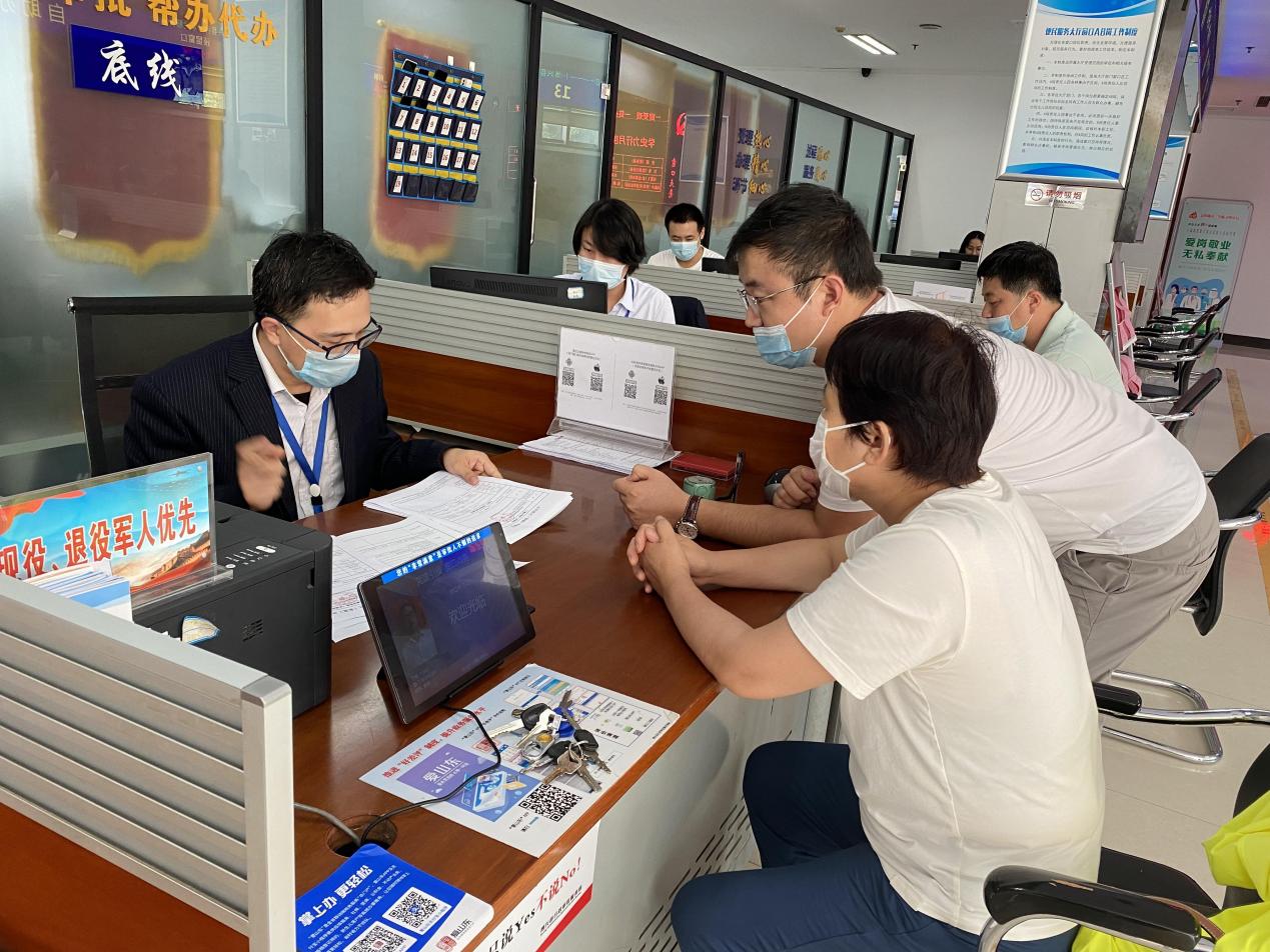 鸿雁安家办理窗口材料提交与审核现场