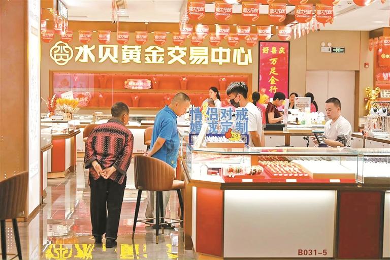 水贝搬运工实拍珠宝市场拿货现场 黄金柜台人挤人 揭秘内幕