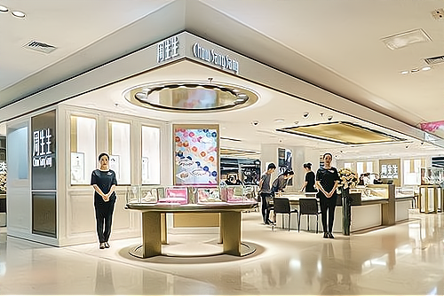 水贝搬运工带散客逛珠宝柜台 现场谈工费 挑选素金戒指场景