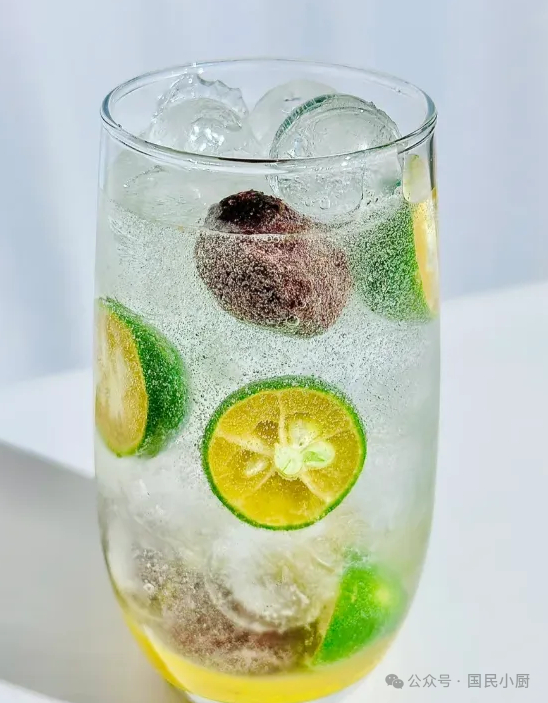 气泡水搭配柠檬片 气泡水健康饮用