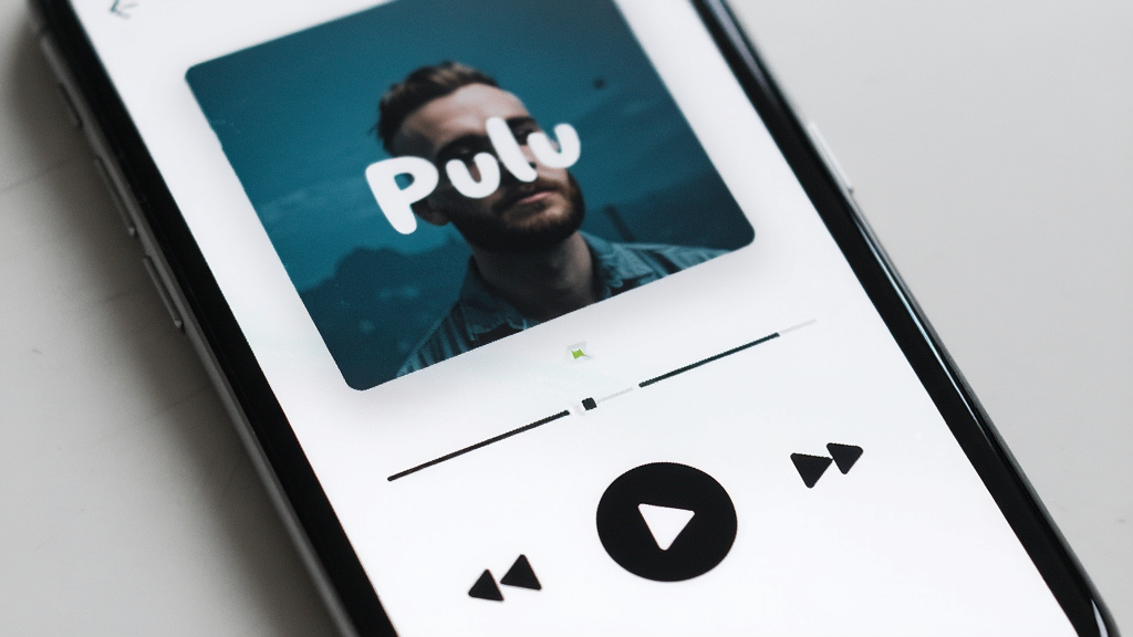 一张展示“Pulu”音乐播放器极简界面的图片,主体为手机屏幕特写,布局为上下结构,上方为专辑封面下方为播放控制,排版干净利落,风格为极简主义,细节包括圆形播放按钮、细线条进度条,画质高清,干净,无多余元素