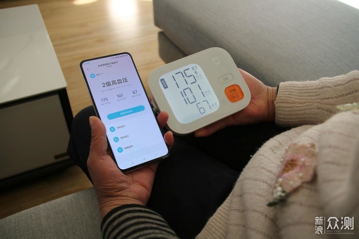 ZeeCare���ܻ���Ѫѹ���ʼ������ͬ���ֻ�����