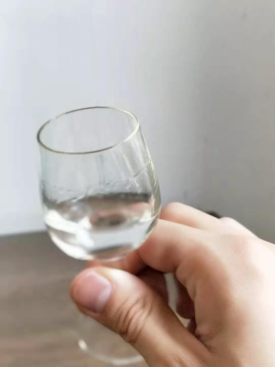 喝臻酒倒入杯中酒花挂杯特写 酱香白酒品鉴图