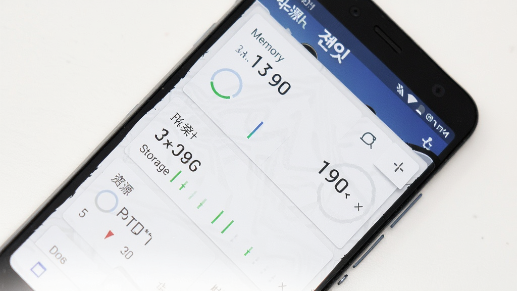 一部中端安卓手机展示应用运行时的资源占用面板,画面中显示内存和存储占用数值较低,界面清爽,背景为白色,风格简约,画质清晰,干净无多余元素