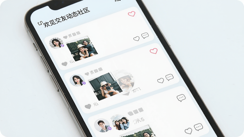 一张欢觅交友动态社区页面的手机界面展示图,主体为手机屏幕显示瀑布流动态卡片,布局为纵向滚动布局,排版整齐,风格为清新浅色UI,细节包括用户头像、图片缩略图、点赞爱心图标、评论气泡,画质清晰,干净无多余元素。