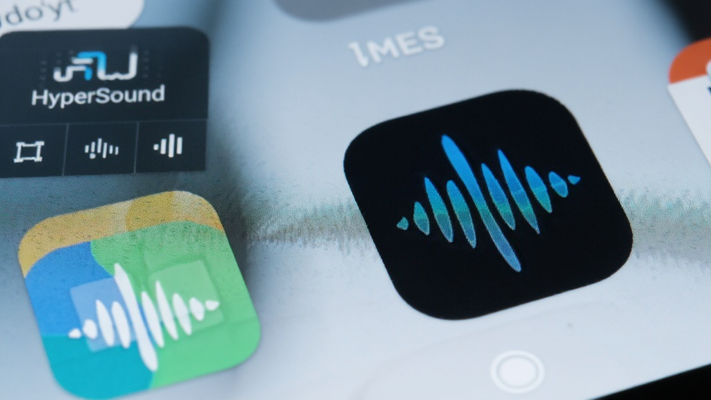 HyperSound软件主界面与手机桌面图标特写,图标为蓝色声波形状,屏幕背景是简洁的安卓桌面,画面明亮清新,画质清晰,干净,无多余元素