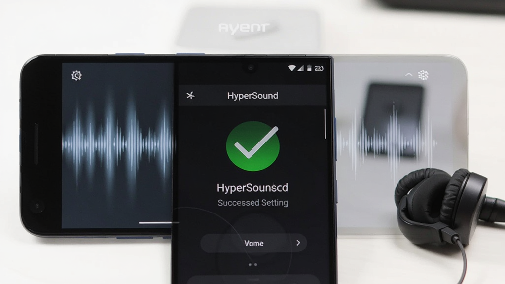 一部安卓手机显示HyperSound的音效设置成功界面,屏幕上有一个绿色的对勾图标,背景是柔和的声波图案,手机旁边放着耳机,画面简洁干净,画质清晰,无多余元素