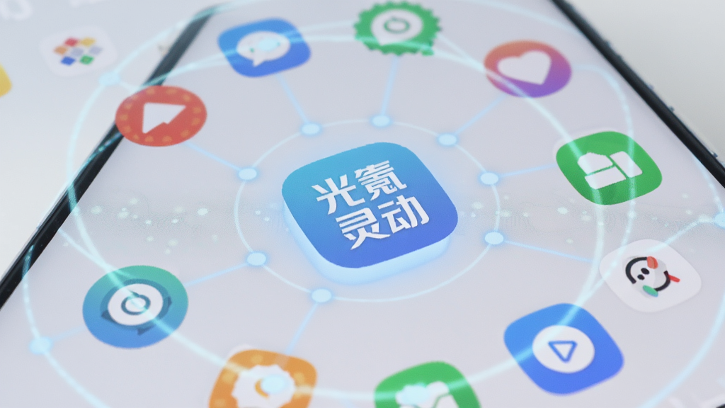 一部安卓手机屏幕特写,展示光氪灵动应用界面,画面中有多个彩色应用图标环绕着中心的光氪灵动Logo,Logo发出柔和蓝光,周围有智能连接的线条,背景是浅灰色,风格清新科技,细节丰富,画质清晰,干净无多余元素